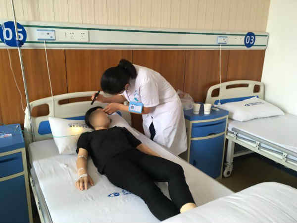 गेम खेलते-खेलते युवती की हुई ऐसी हालत, डॉक्टर्स ने भी दिया जवाब गेम खेलते-खेलते युवती की हुई ऐसी हालत, डॉक्टर्स ने भी दिया जवाब