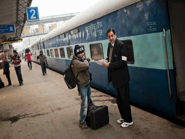 रेलवे कर्मचारियों के लिए ड्यूटी पर Whatsapp हुआ बैन, ये है वजह रेलवे कर्मचारियों के लिए ड्यूटी पर Whatsapp हुआ बैन, ये है वजह