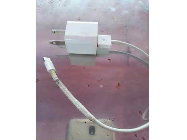 iPhone चार्ज करने के दौरान गई बच्ची की जान: रिपोर्ट iPhone चार्ज करने के दौरान गई बच्ची की जान: रिपोर्ट