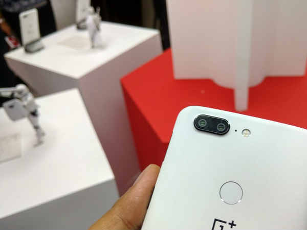 OnePlus 5T Star Wars Limited Edition भारत में लॉन्च,जानें स्पेक्स- फीचर्स और कीमत OnePlus 5T Star Wars Limited Edition भारत में लॉन्च,जानें स्पेक्स- फीचर्स और कीमत