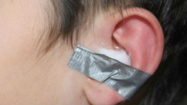 गानें सुनते हुए कान में ही पिघल गया हैडफोन, आप न करें ये गलती