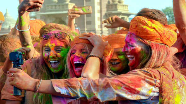 हर प्लान की होगी छुट्टी, ये कंपनी लाई 'होली धमाका' प्लान