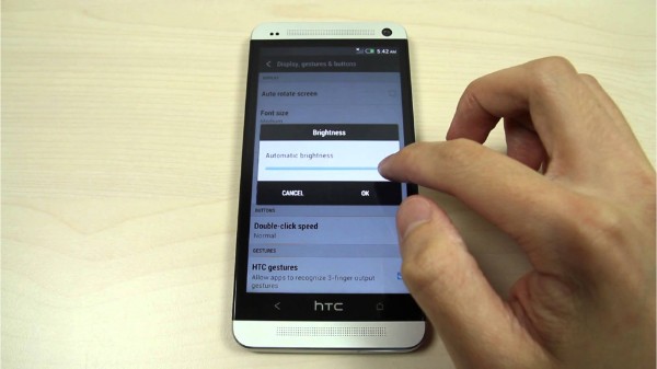 मोबाइल स्क्रीन की ब्राइटनेस को बढ़ाकर रखना-