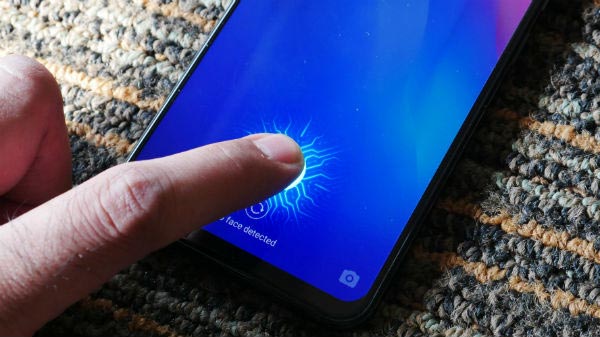 इन-डिस्प्ले फिंगरप्रिंट स्कैनर से लैस