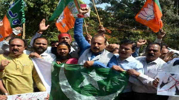 सोशल मीडिया पर युद्ध की मांग