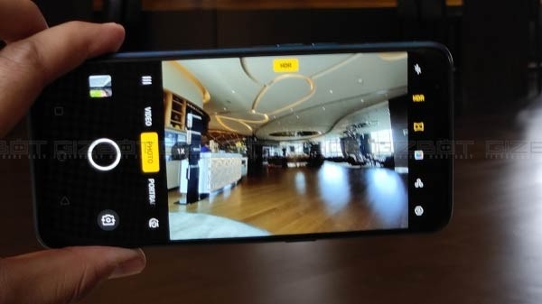 डिजाइन और कैमरा सेटअप