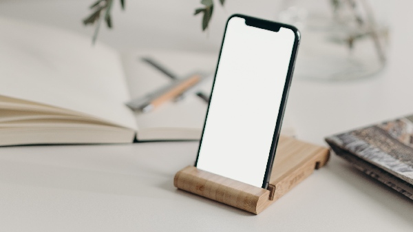 अपने फोन में लोकेशन, ब्लूटूथ और वाई-फ़ाई पर नियंत्रण रखें