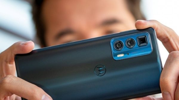 2022 में Motorola लॉन्च करेगा 200 मेगापिक्सल वाला स्मार्टफोन, जानें डिटेल्स 2022 में Motorola लॉन्च करेगा 200 मेगापिक्सल वाला स्मार्टफोन, जानें डिटेल्स