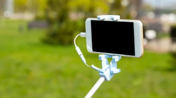 एक Tripod या सेल्फी स्टिक एक Tripod या सेल्फी स्टिक