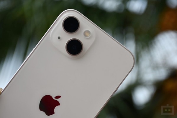 iPhone 13 - कीमत : 79,900 रुपये