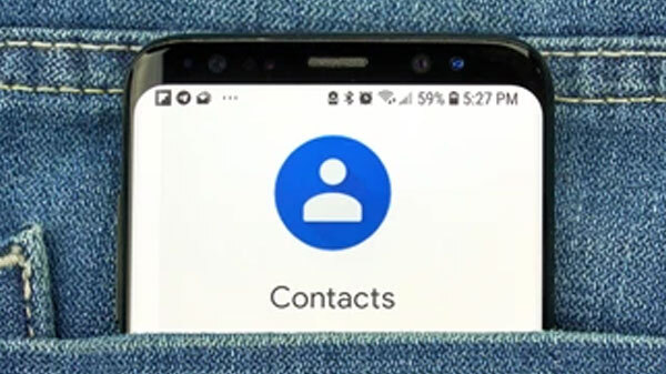 1- को मर्ज करने के लिए अपने Default Contacts App  का उपयोग करें : 