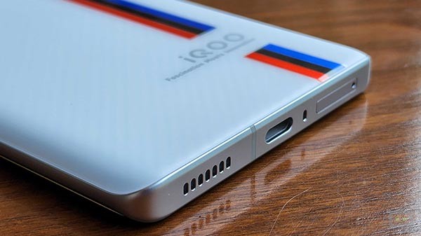 iQOO 10 Pro : फास्ट चार्जिंग और स्टोरेज iQOO 10 Pro : फास्ट चार्जिंग और स्टोरेज