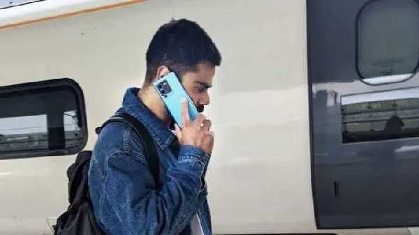 विराट कोहली करते है Vivo के इस ब्लू रंग के स्मार्टफोन का इस्तेमाल विराट कोहली करते है Vivo के इस ब्लू रंग के स्मार्टफोन का इस्तेमाल