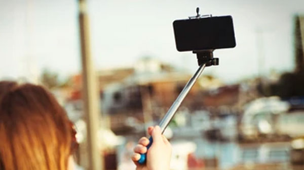 Selfie Stick  - कीमत: 129 रुपये 