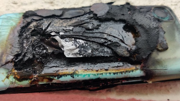 अक्सर इन 5 कारणों से होता है स्मार्टफोन ब्लास्ट अक्सर इन 5 कारणों से होता है स्मार्टफोन ब्लास्ट
