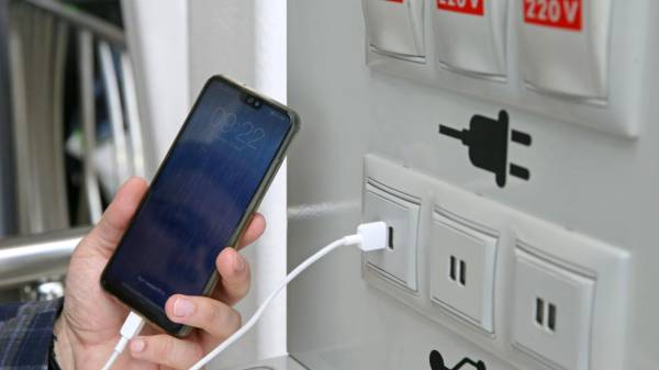 3- Use a wall socket to charge your phone ( अपने फ़ोन को चार्ज करने के लिए वॉल सॉकेट का उपयोग करें ) 