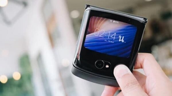 Motorol जल्द फोल्डेबल रेजर स्मार्टफोन का नया वर्जन करेगी लॉन्च Motorol जल्द फोल्डेबल रेजर स्मार्टफोन का नया वर्जन करेगी लॉन्च