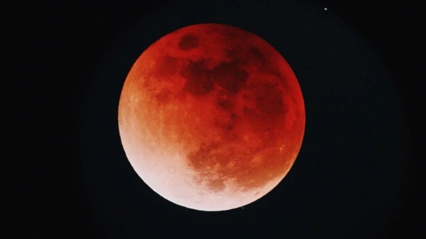 5 मई को लगेगा साल का पहला चंद्र ग्रहण, जानें कब और कैसे देखें 5 मई को लगेगा साल का पहला चंद्र ग्रहण, जानें कब और कैसे देखें