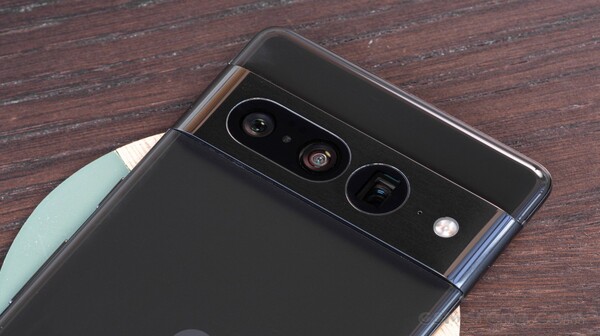 iPhone 15 Pro Max vs Galaxy S23 Ultra vs Pixel 7 Pro की भारत में कीमत