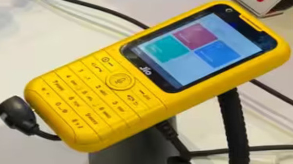 भारत  में नए JioPhone की एंट्री, चला सकेंगे WhatsApp व Youtube
