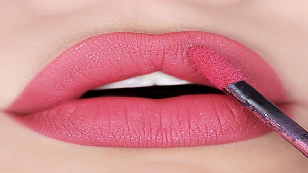 महिला को ऑनलाइन लिपस्टिक खरीदना पड़ा महंगा, 1 लाख रुपये का हुआ नुकसान