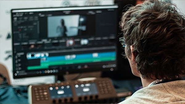 वीडियो एडिटिंग से लाखों कमाना चाहते तो ये बाते ध्यान रखें वीडियो एडिटिंग से लाखों कमाना चाहते तो ये बाते ध्यान रखें