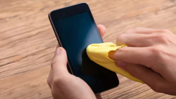Phone Screen साफ करने का ये है बेहद ही सरल और आसान तरीका