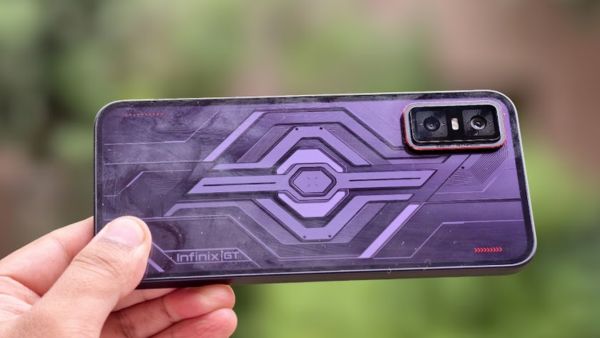 Infinix या Motorola? किस फोन में पावरफुल फीचर्स