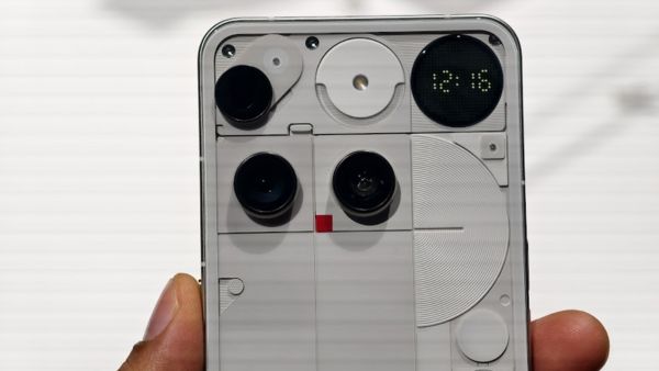 Nothing Phone 3 vs iPhone 16 में कौन ज्यादा दमदार