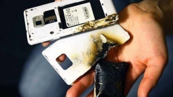 चार्जिंग पर लगा फोन जलकर हो गया खाक