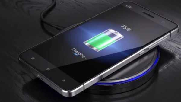 आसान तरह से समझें फास्ट, रिवर्स, वायरलेस और बायपास चार्जिंग में फर्क