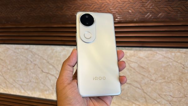 iQOO Z10R 5G के टॉप 10 फीचर्स iQOO Z10R 5G के टॉप 10 फीचर्स