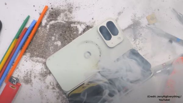 ब्लास्ट हो गया Google Pixel फोन, फटी रह गई यूट्यूबर की आँखें