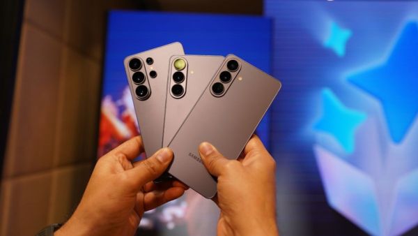 Samsung Galaxy S26 vs iPhone 17 vs Vivo X300: कौन-सा फ्लैगशिप पावरफुल Samsung Galaxy S26 vs iPhone 17 vs Vivo X300: कौन-सा फ्लैगशिप पावरफुल