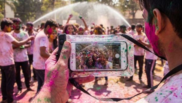 Holi 2026: रंगों में मस्ती, लेकिन फोन की भी हो सेफ्टी! Holi 2026: रंगों में मस्ती, लेकिन फोन की भी हो सेफ्टी!