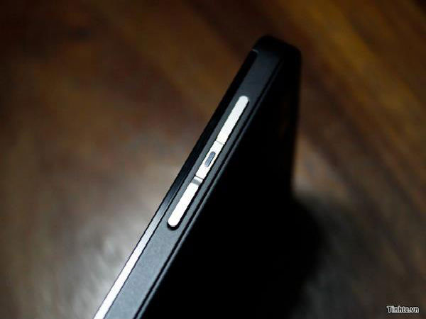 BlackBerry 10 L Series Handset's Metallic Volume Rocker 