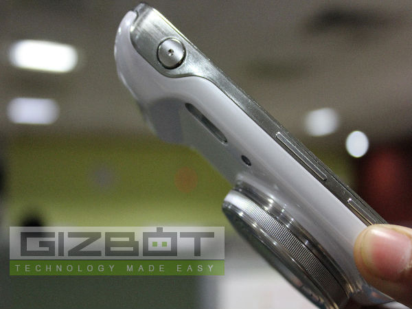 Samsung Galaxy S4 Zoom Hands On Review: Awesome Camera, Ordinary Phone