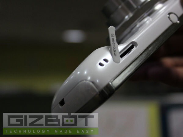 Samsung Galaxy S4 Zoom Hands On Review: Awesome Camera, Ordinary Phone