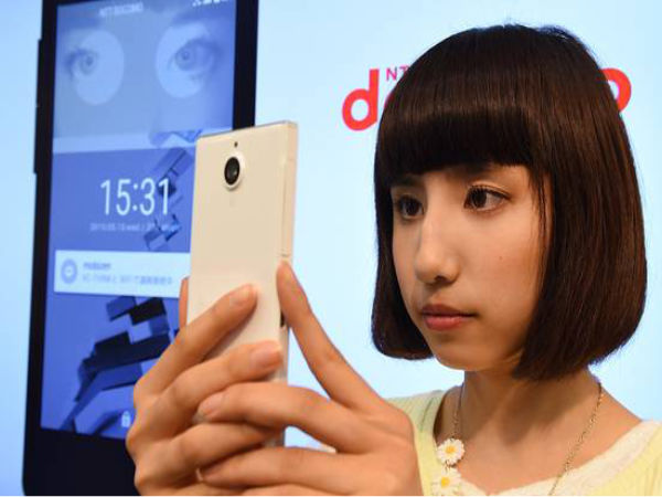 Fujitsu Arrows NX F-04G Uses a Retina Scanner For Mobile Payments