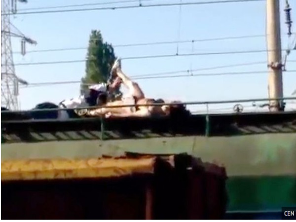 Selfie obsession kills woman on train's roof