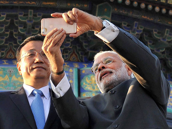 PM Narendra Modi's selfie with Chinese Premier Li Keqiang Goes Viral