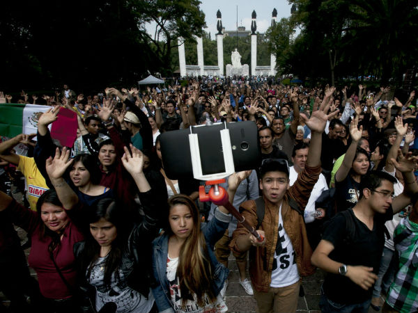 Mexico City Attempts for Guinness World Record For Selfies