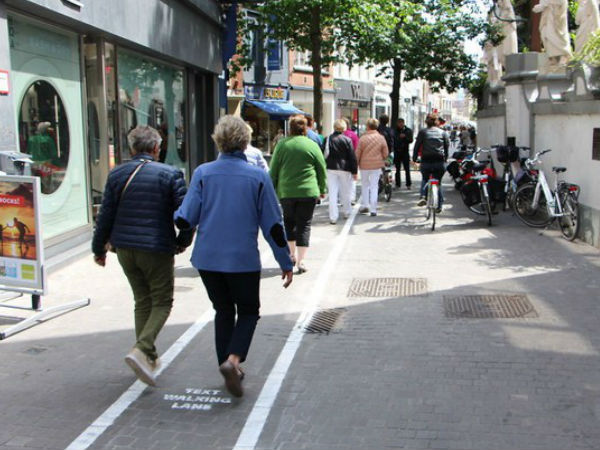 'Text walking lane' for smartphone-addicts in Belgium