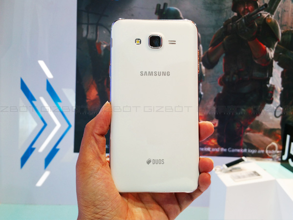 Samsung Galaxy J7 vs Galaxy J5: First Impressions and Specs Comparison