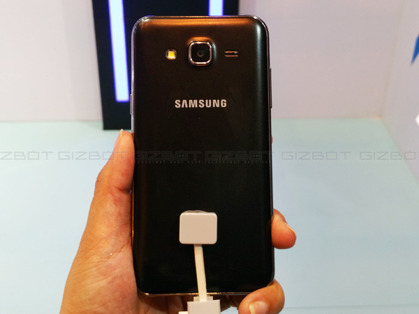 Samsung Galaxy J7 vs Galaxy J5: First Impressions and Specs Comparison