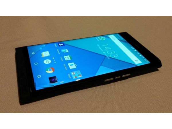 Unannounced Blackberry Venice gets hands on treatment in leaked photos