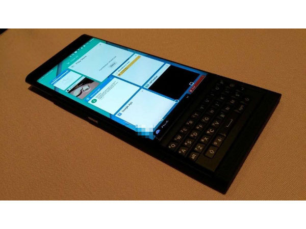 Unannounced Blackberry Venice gets hands on treatment in leaked photos