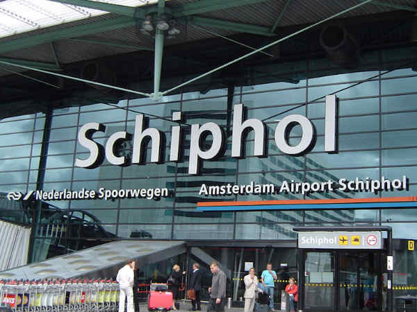 Robot to help passengers find their way at Schipol-Airport