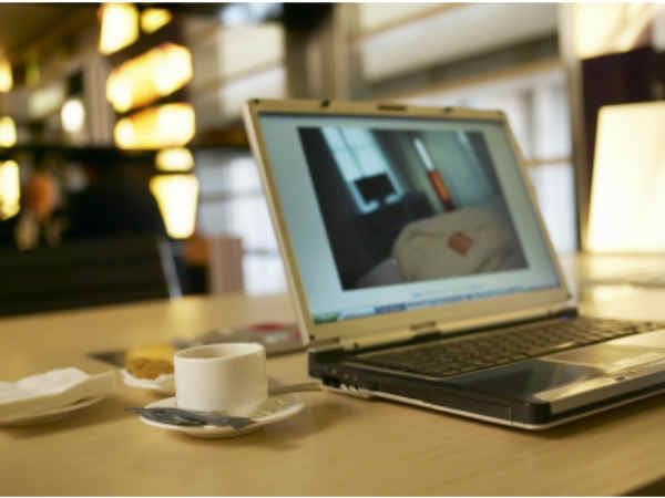 5 Simple Tips To Stay Connected to Internet When Traveling Abroad