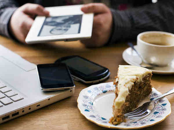 5 Simple Tips To Stay Connected to Internet When Traveling Abroad